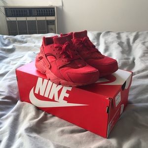 RED HUARACHE NIKE (GS) size 4.5